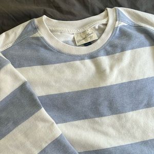 WHITE/BLUE SWEATSHIRT